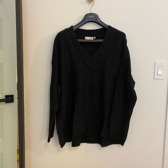 Knitted v neck black sweater - Picture 2 of 2